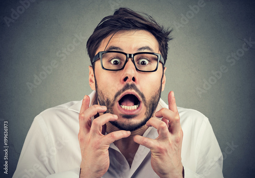 Fotomural Scared man in panic looking at camera