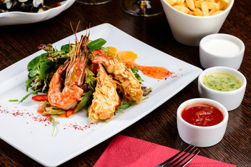 Canvas Print - Delicious prepared shrimp with tomatoes, sauce and basil leaves at a restaurant