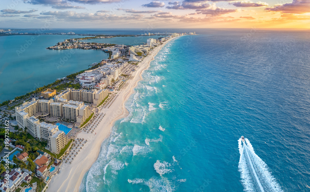 Cancun coast with sun - obrazy, fototapety, plakaty 