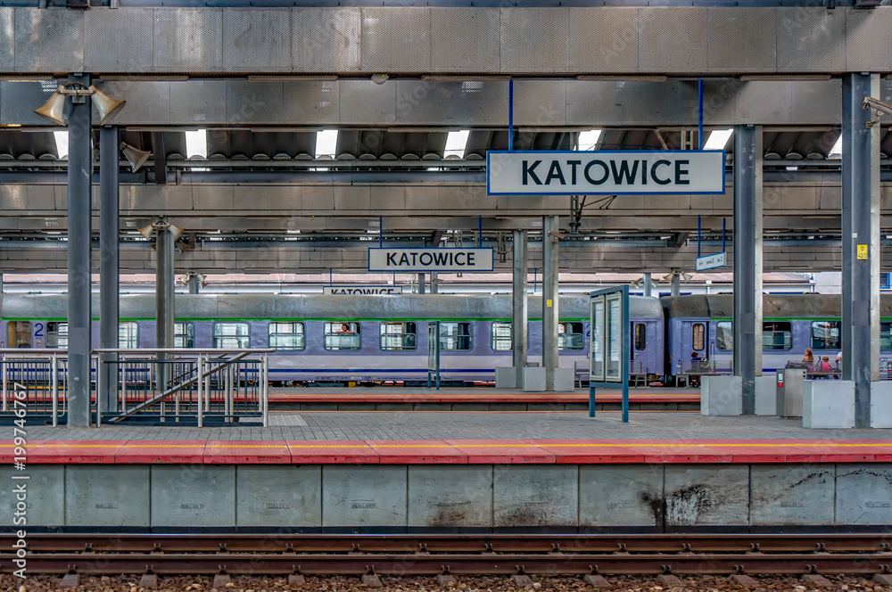 Obraz na płótnie Dworzec kolejowy w Katowicach, perony z tabliczką Katowice w perspektywie w salonie