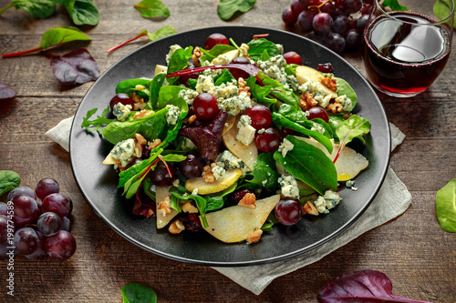Fotografía Fresh Pears, Blue Cheese salad with vegetable green mix, Walnuts, red grapes