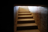 Fototapeta Mosty linowy / wiszący - kamienne stare schody wychodzące z podziemi do światła
