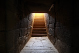 Fototapeta Sawanna - kamienne stare schody wychodzące z podziemi do światła