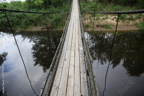 Dekoracja na wymiar  drewniany-most-linowy-kladka-na-rzece