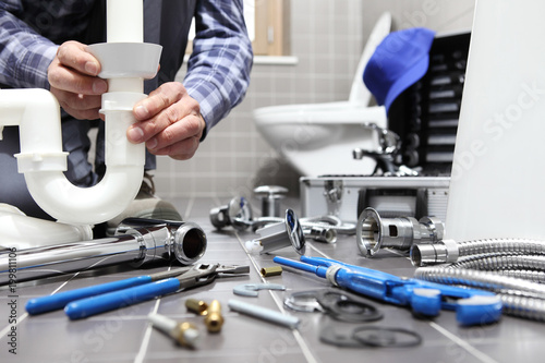 Fotografía plumber at work in a bathroom, plumbing repair service, assemble and install con