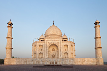 Fototapete - Taj Mahal in sunrise light