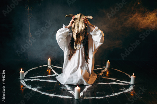 Fotomural Woman holds skull of the animal in hand, occultism