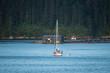 Segelboot vor einsamer Hütte