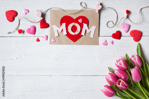 Zdjęcie XXL Tło dla gratulacje na Dzień Matki z życzeniami, serca i różowe tulipany