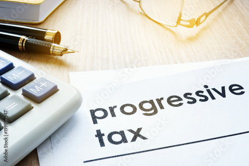 Fotografía Papers about progressive tax on an office desk.