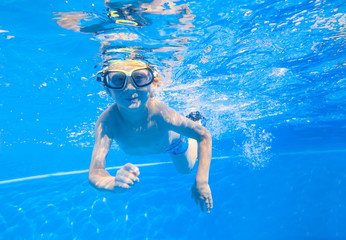 Wall Mural - boy in swimming pool