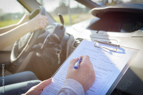 Cuadros en Lienzo Examiner filling in driver's license road test form