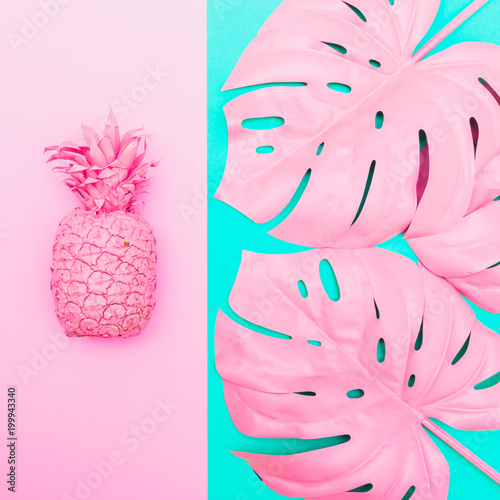Fototapeta na wymiar Różowy ananas z tropikalnymi liśćmi