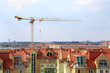 Dźwig, żuraw na pięknym kolorowym osiedlu mieszkaniowym we Wrocławiu.