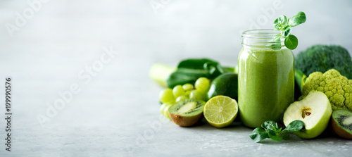 Fotografía Glass jar mugs with green health smoothie, kale leaves, lime, apple, kiwi, grapes, banana, avocado, lettuce
