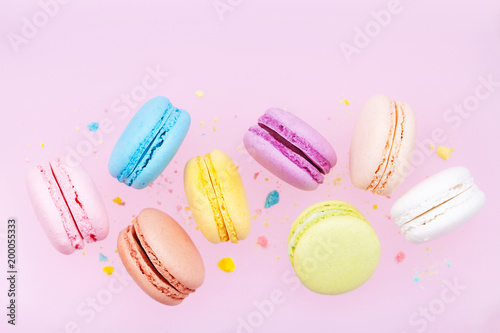 Flying colorful macaron or macaroon on pink pastel background. Tableau sur Toile