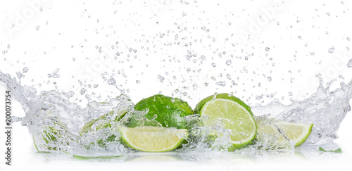  Fototapeta kuchenna owoce w wodzie   swieze-limonki-z-pluskiem-wody