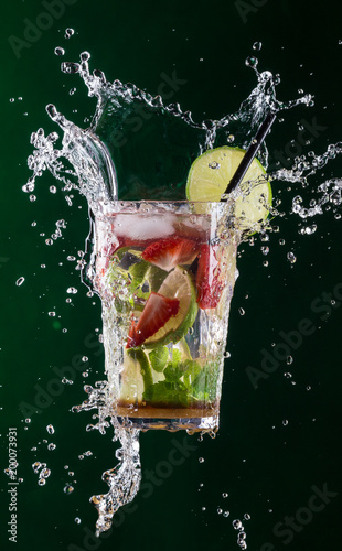 swiezy-napoj-mojito-z-plynnym-pluskiem-i-kruszonym-lodem