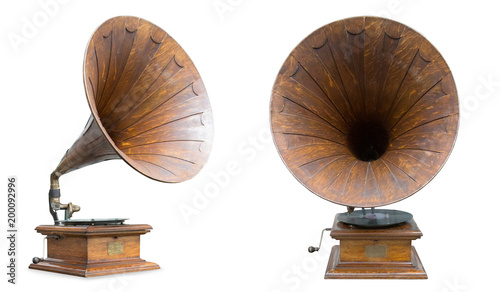 Fotografía retro old gramophone isolated on white