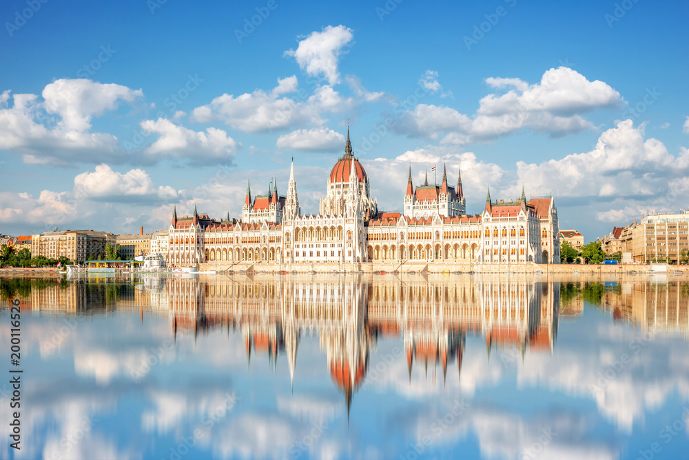 Budapeszt, bydynek parlamentu nad Dunajem - obrazy, fototapety, plakaty 