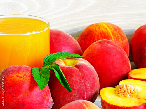 Plakat Peach smoothies i świeże dojrzałe brzoskwinie