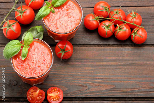 Zdjęcie XXL Pomidorowy sok z warzywami i basilem na drewnianym tle