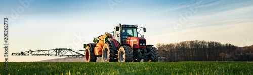Fotografía Landwirt spritzt gegen Unkraut, Banner