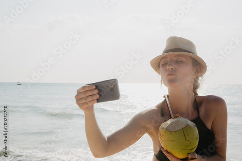 Eine junge Frau macht ein Selfie in der Karibik auf der Jamaika Poster