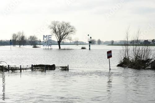 Fotografie, Obraz een onder water gelopen voetgangersbrug in de rivier de IJssel bij Doesburg