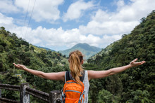 Junge Frau Wandert In Den Blue Mountains In Der Karibik Auf Jamaika