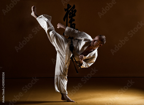 Dekoracja na wymiar  mezczyzna-cwiczacy-karate-kyokushinkai