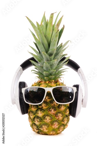 hipsterski-ananas-z-modnymi-okularami-przeciwslonecznymi-i-sluchawkami