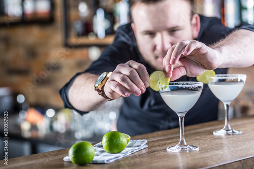 Fotomural Barman in pub or restaurant preparing a cocktail drink margarita