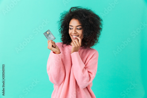 Cuadros en Lienzo Portrait of charming american woman 20s with afro hairstyle holding plastic cred