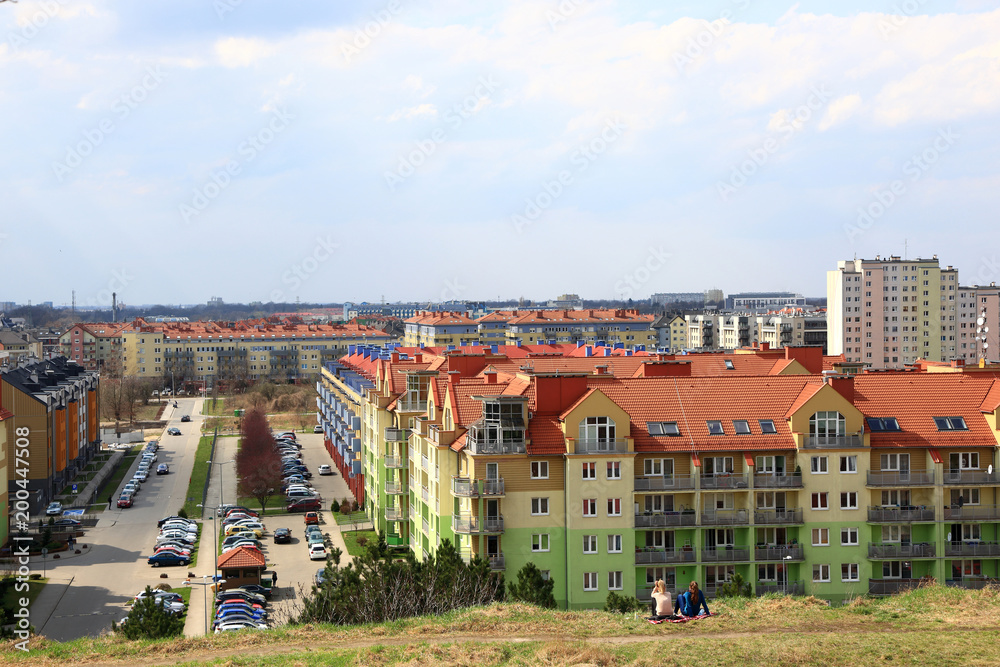 Osiedle mieszkaniowe w mieście Wrocław, parking osiedlowy, samochody. - obrazy, fototapety, plakaty 