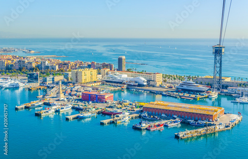 Plakat Widok na port w Barcelonie zdominowany przez torre del rellotge