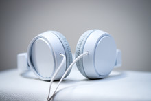 Weiße Kopfhörer, Musik hören und streamen