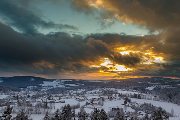 Poster - Sonnenuntergang über der verschneiten Winterlandschaft bei Neuschönau, Bayern, Deutschland.