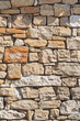 Mauer aus grobem Sandstein als Hintergrund