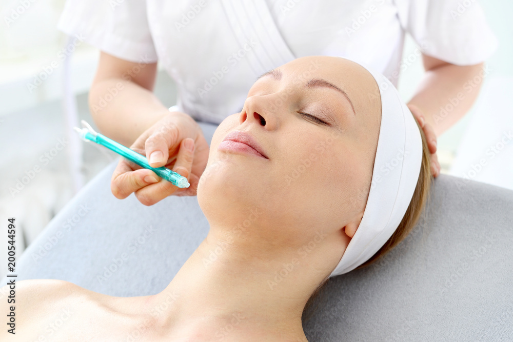 Tlenoterapia. Kobieta w salonie kosmetycznym podczas zabiegu pielęgnacyjnego z użyciem aktywnego tlenu - obrazy, fototapety, plakaty 