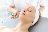 Fototapeta  - Tlenoterapia. Kobieta w salonie kosmetycznym podczas zabiegu pielęgnacyjnego z użyciem aktywnego tlenu
