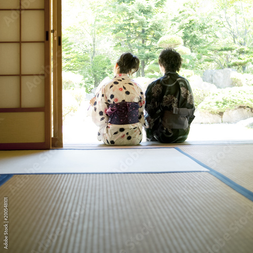 縁側に座るカップルの後姿 Stock Photo Adobe Stock 縁側に座るカップルの後姿 Stock Photo Adobe Stock