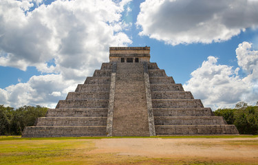 Wall Mural - Mexico, Chichen Itzá, Yucatán. Mayan pyramid of Kukulcan El Castillo