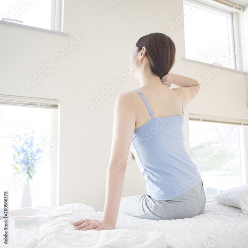 ベッドに座る女性の後姿 Stock Photo Adobe Stock