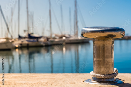 Fotografía metal mooring for recreational boats in marina