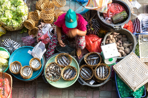 Fotografía Fish street vendor selling fishes at market in Ubud town, Bali, Indonesia