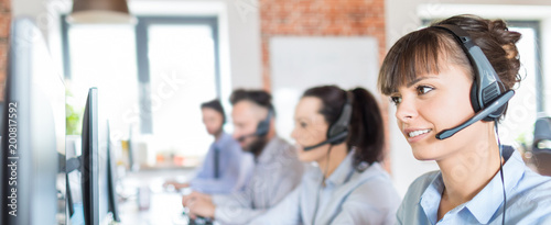 Fotografía Call center worker accompanied by her team.