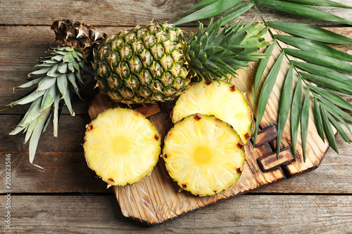 Dekoracja na wymiar  swiezy-ananas-na-desce