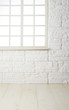 © funny face - 素材 白レンガ壁_窓_白木床