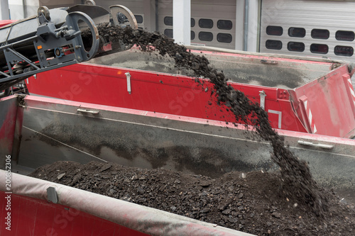 Abgefraster Asphalt Wird Uber Forderband Auf Last Kraft Wagen